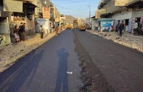 بجودةٍ عالية.. شركة الخضيري للمقاولات تواصل سفلتة سوق مودية ضمن المرحلة الثانية من تأهيل خط أبين الدولي