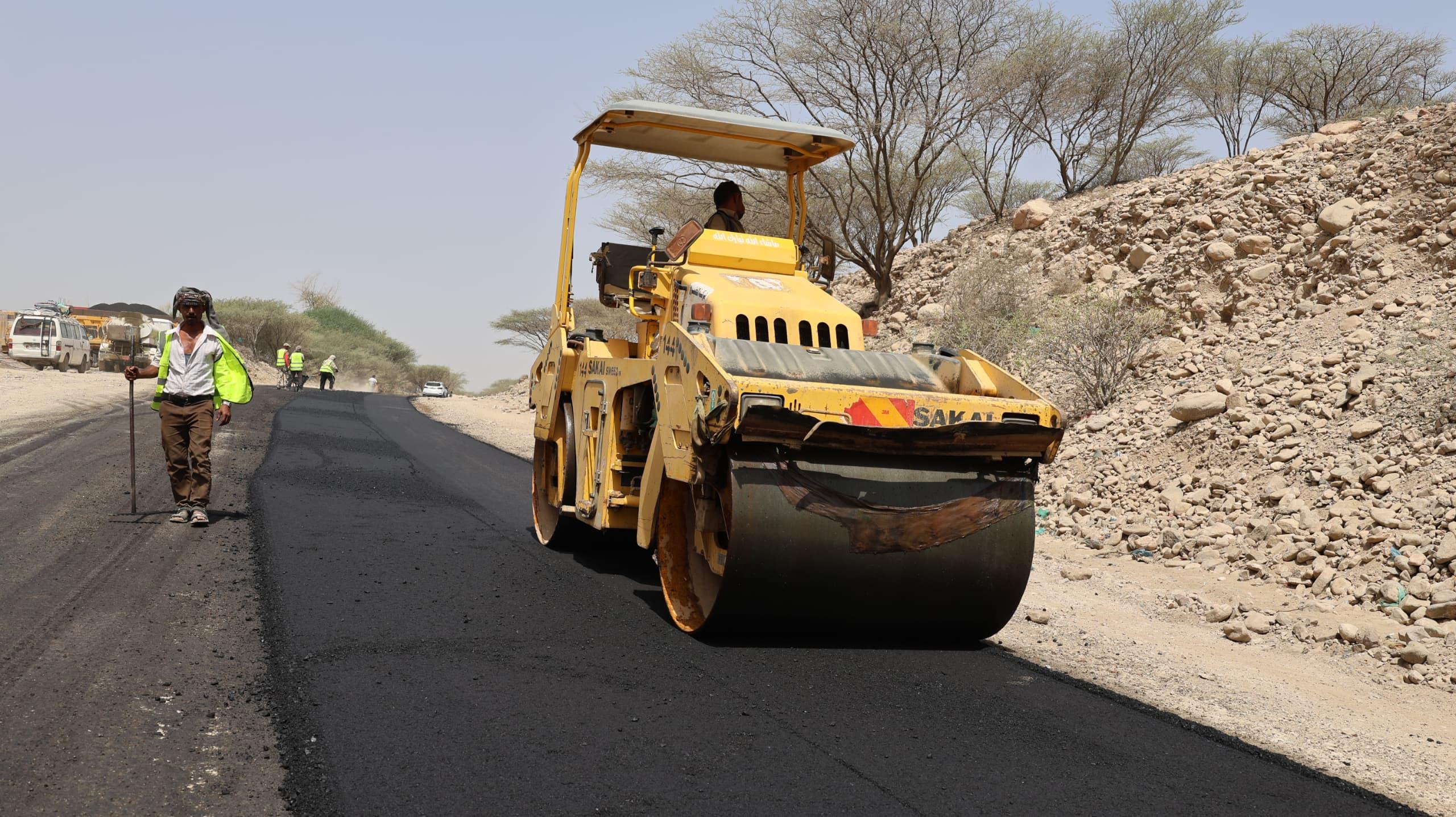 شركة الخضيري للمقاولات تبدأ أعمال سفلتة مشروع طريق حبيل جبر- جسر وادي بناء