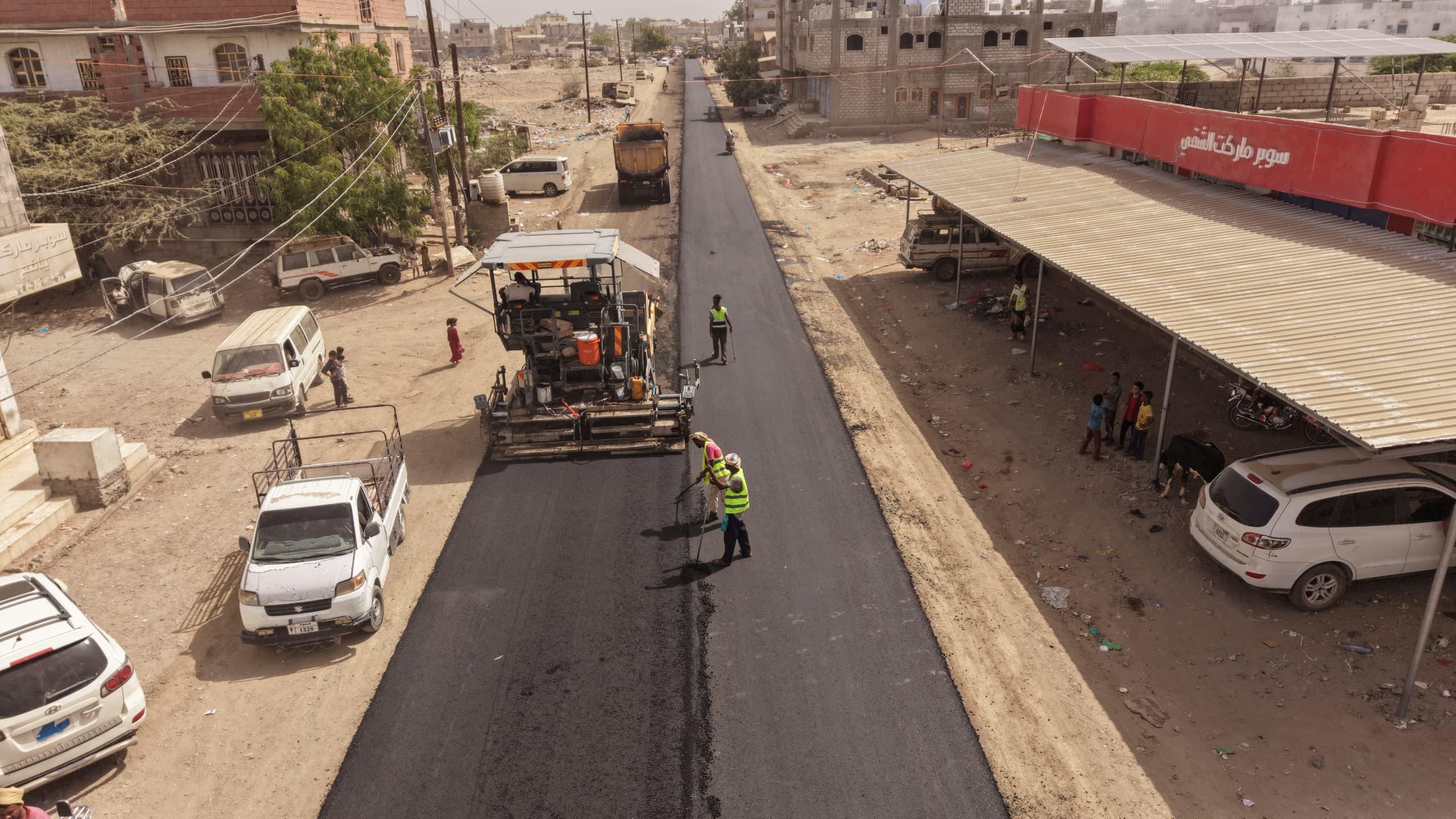 صور من سفلتة مشروع طريق جعار- باتيس بأبين