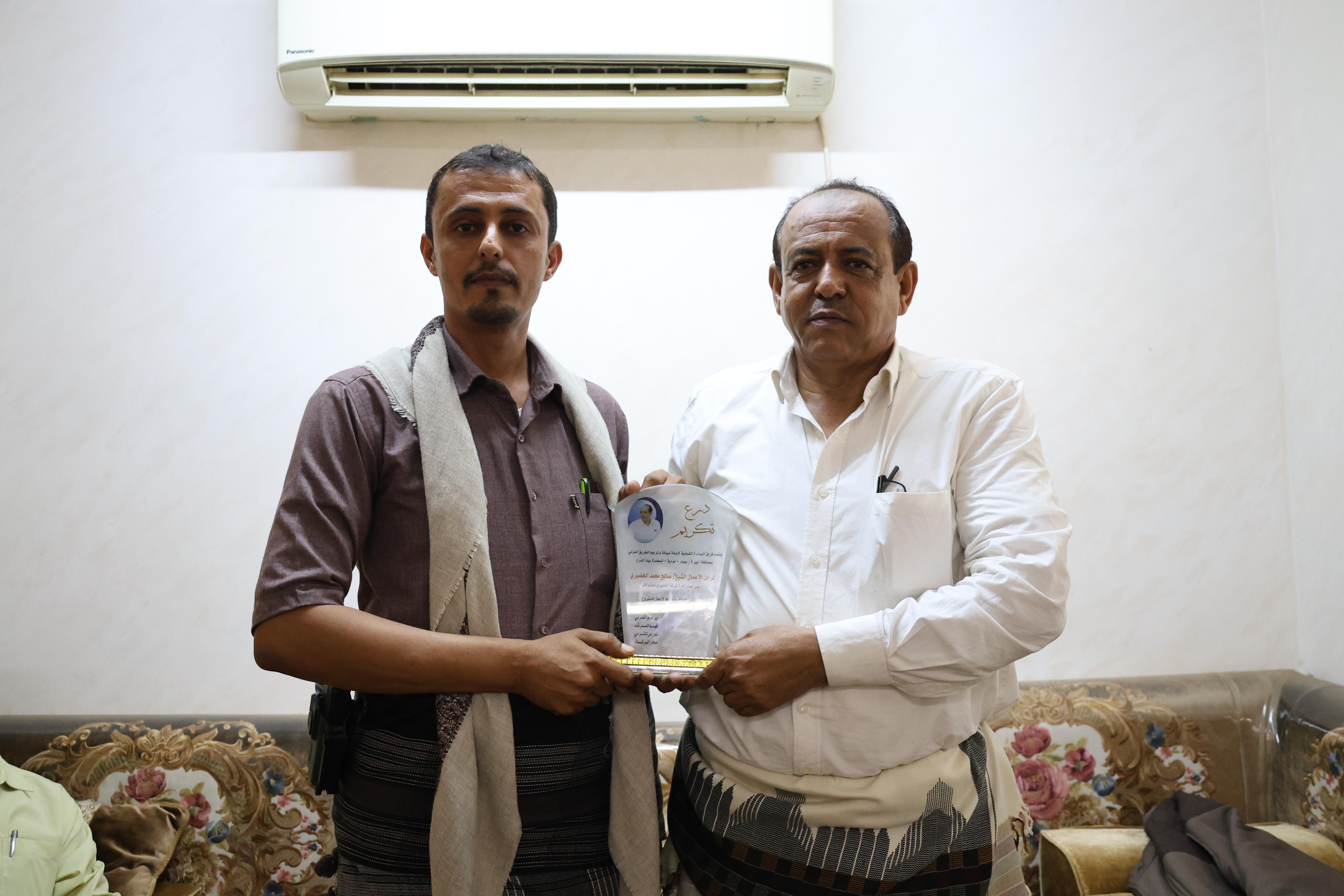 شباب مبادرة خط أبين الدولي يكرّمون رجل الأعمال الشيخ صالح الخضيري