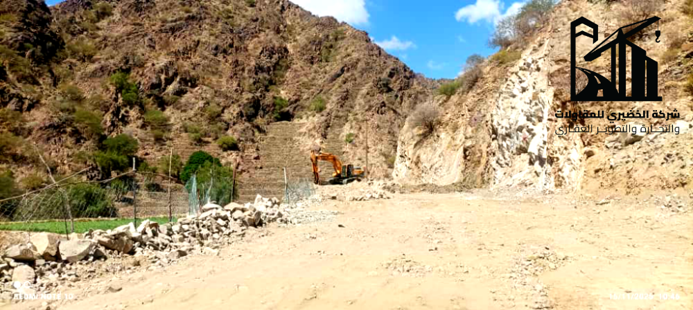 شركة الخضيري تواصل شق طريق الشهيد أبو اليمامة بيافع.. وإنجاز 9 كيلومترات من أصل 14
